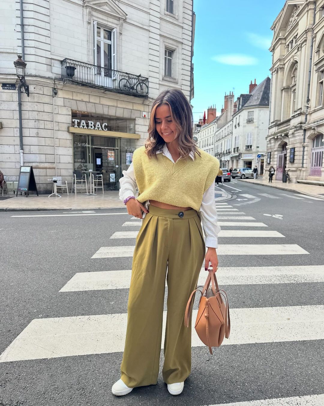 Kako nosimo džemper bez rukava: 10 preppy kombinacija Snapinsta.app 399184747 1062350858221825 5625179841524720498 n 1080 Kako nosimo džemper bez rukava: 10 preppy kombinacija