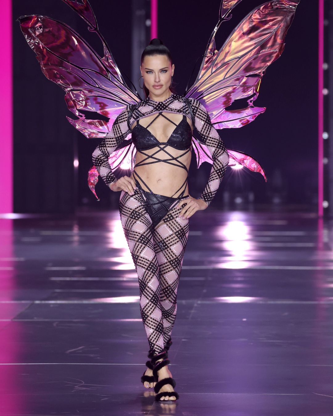 adriana lima Svi autfiti sa Victoria’s Secret revije: Ko se vratio na čuvenu pistu?