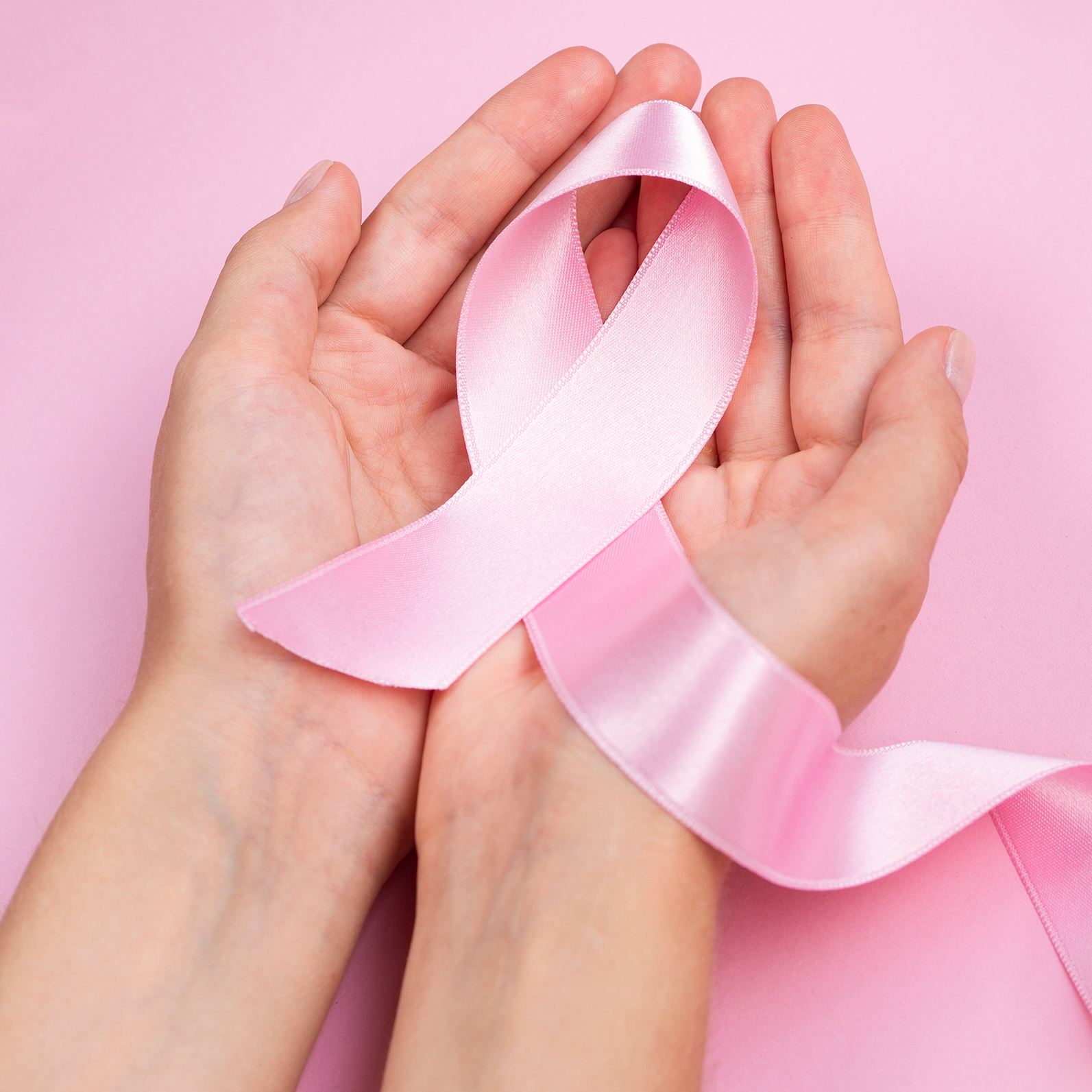 close up cancer concept with ribbon Niko nije od kamena. Pregledajte se! Kako Lindex Pink kampanja desetu godinu zaredom pruža podršku u borbi protiv raka dojke