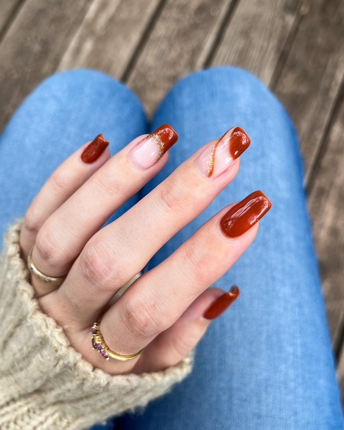 Brown terracotta fall nails with French tip and swirl design on two fingers U duhu sezone, nosimo cimet manikir   evo najlepših ideja