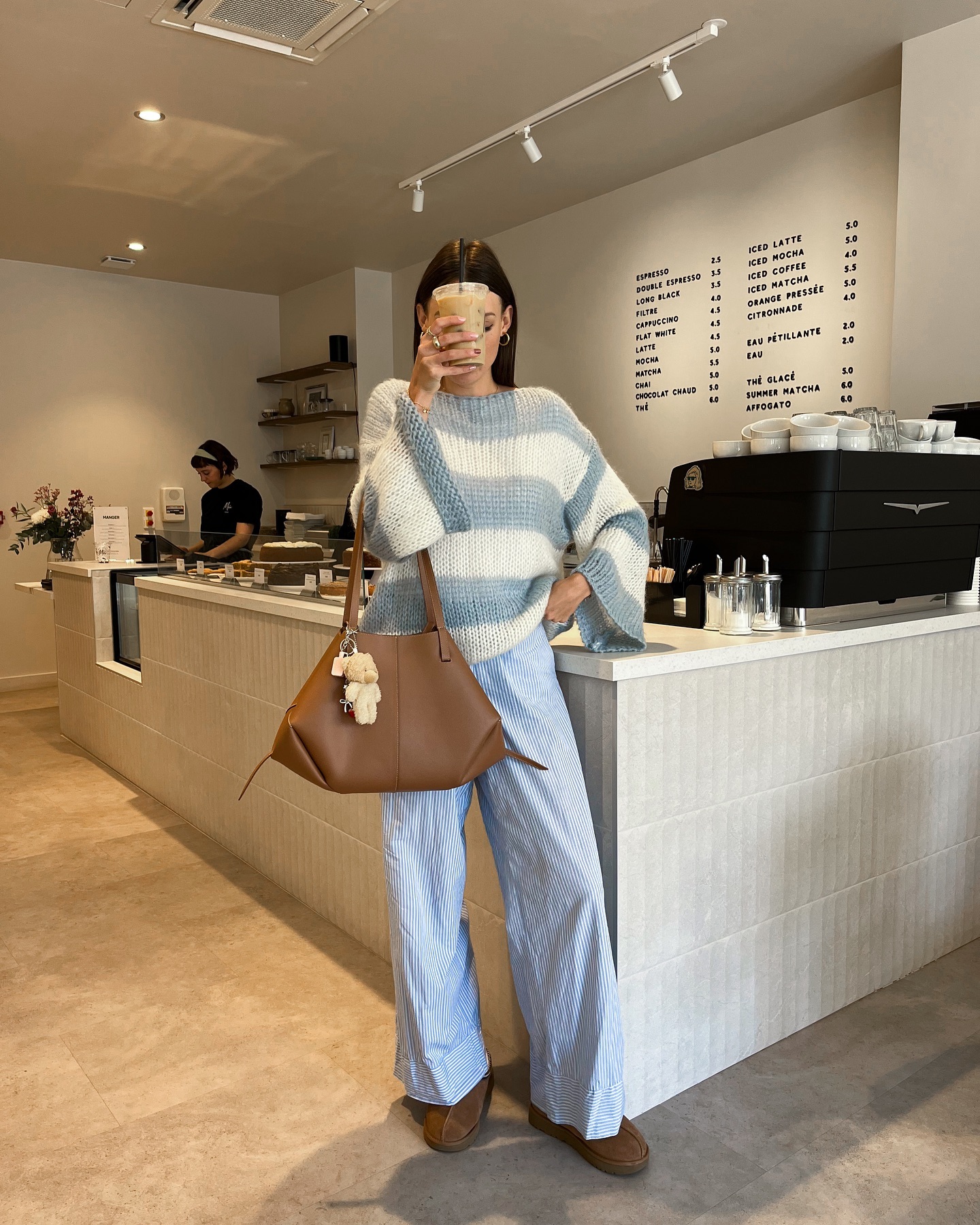  Airport Chic: Jesenji autfiti za aerodrom koje možete da nosite ako putujete za vikend