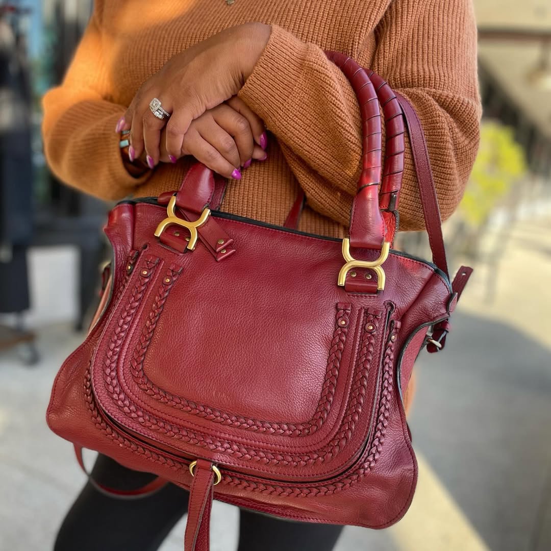 Photo by The Closet Trading Co. on November 19 2024. На слици може бити  1 особа кожа и ташна Ovo su najpopularnije Chloé torbe koje dodajemo na svoju #wishlist