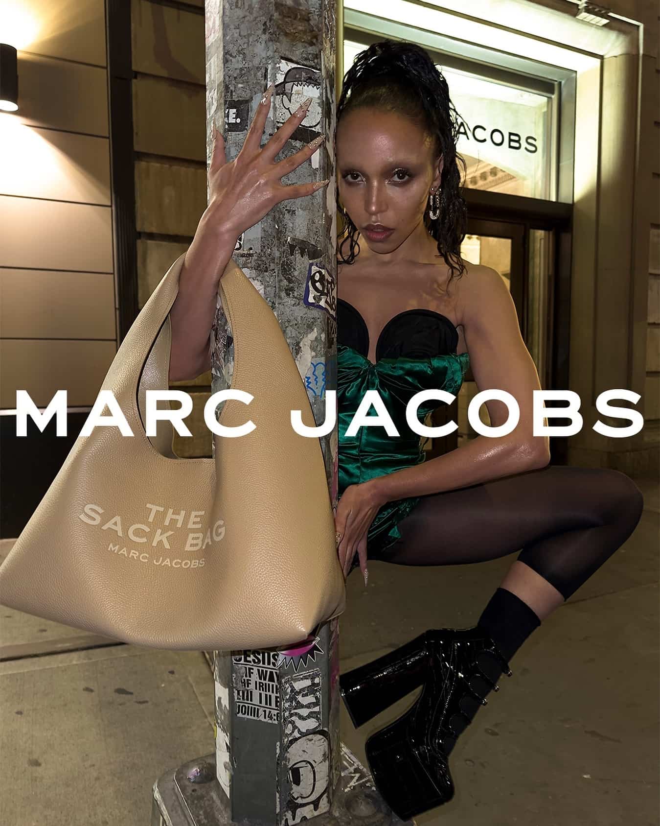 Photo shared by Marc Jacobs on January 23 2024 tagging @fkatwigs @alastairmckimm and @juergentellerstudio. Опис фотографије није доступан. min Ove modne kampanje su ostavile najveći utisak u 2024. godini