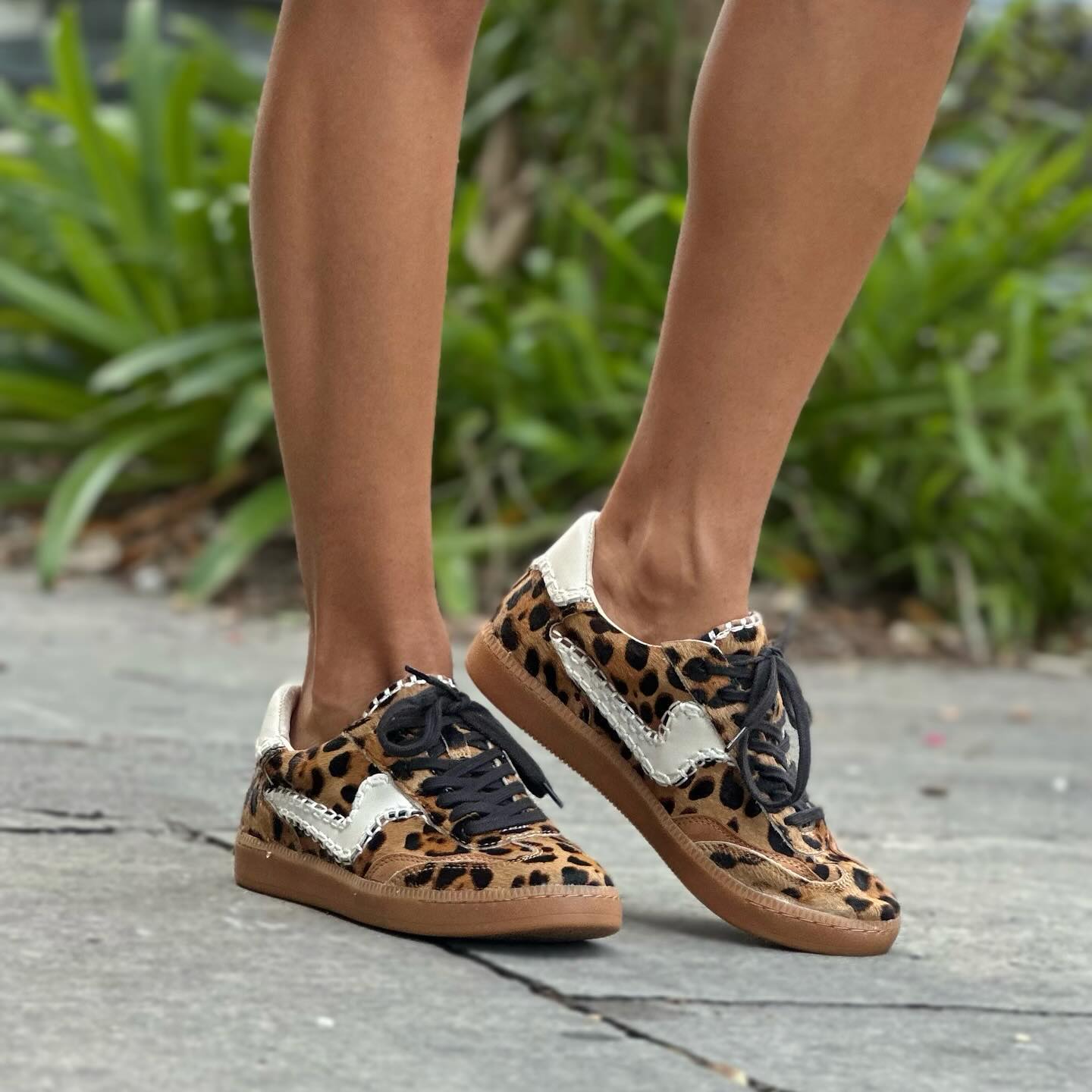 Photo shared by Shoeffle on August 28 2024 tagging @dolcevita. Опис фотографије није доступан Otkrivamo koji modeli patika će biti glavni trend u 2025.