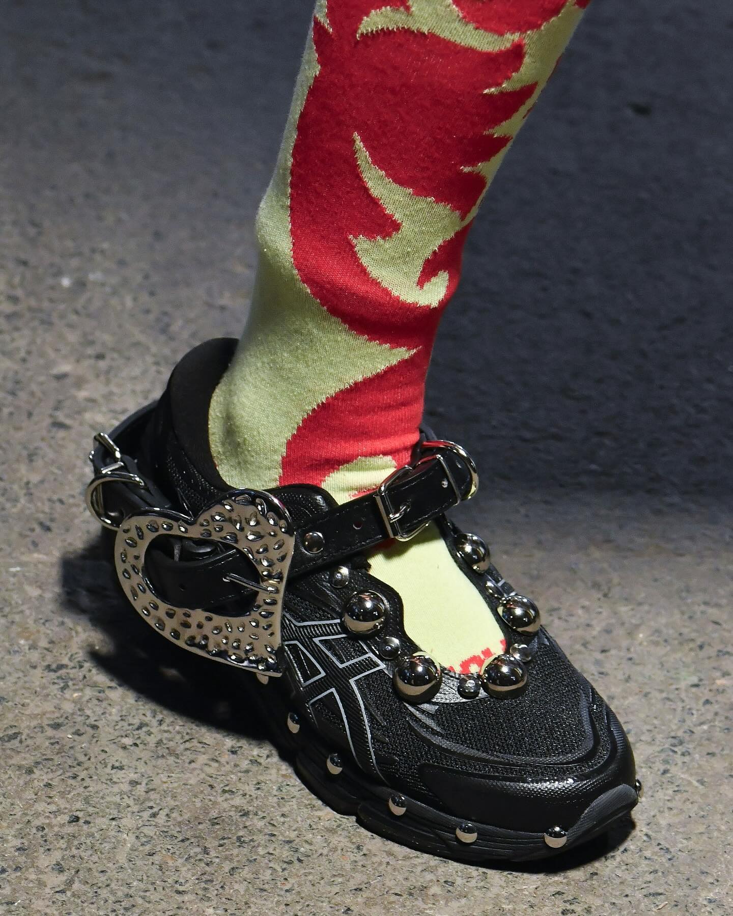 Photo shared by VOGUE KOREA on November 15 2024 tagging @chopovalowena. На слици може бити  ципеле и чарапа Otkrivamo koji modeli patika će biti glavni trend u 2025.