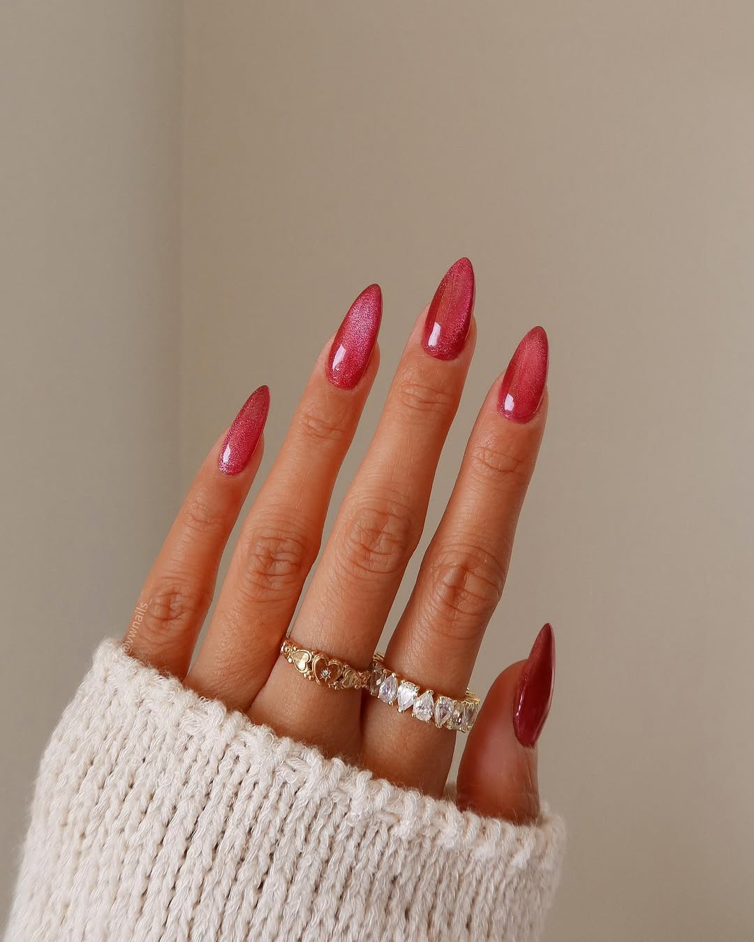 Red velvet cat eye glitter sparkly sparkle Christmas nails nail design inspo inspiration rings beauty creative abstract art Manikir u trendu za 2025: Inspirativne ideje koje možete da probate već sada