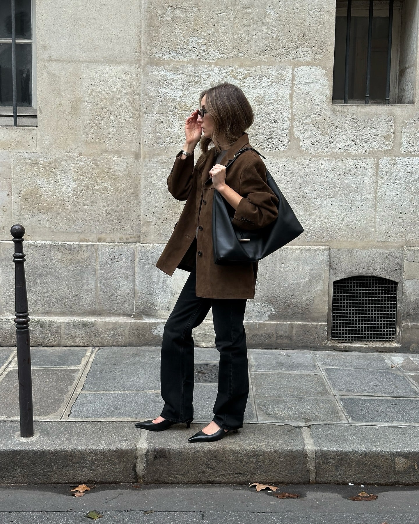 Suede jacket chocolate brown suede minimal style 90s minimalism toteme the row aesthetic neutral style chic outfit Paris street style min Šta se nosi na ulicama Milana: Ovo su zimski modni trendovi koje kopiramo