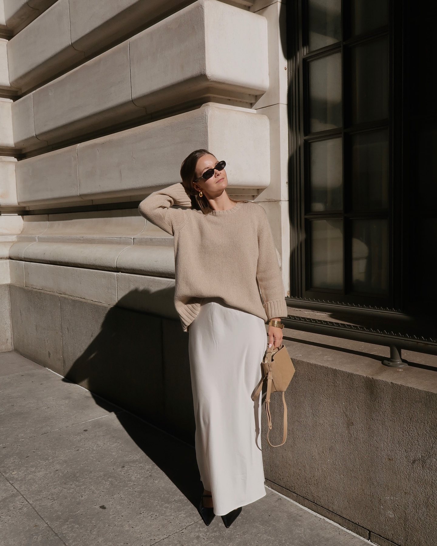 Wearing an Oat colored Cashmere sweater paired with a maxi ivory satin skirt and a pair of classic black heels. Minimal style autumn outfit min Želite da vaš stajling izgleda luksuznije? Pogledajte listu zimskih materijala koje treba da birate