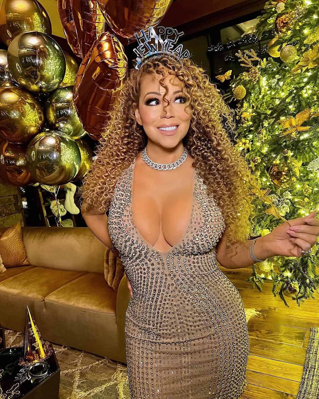 Photo shared by Mariah Carey Thailand on January 01 2025 tagging @mariahcarey. На слици може бити  1 особа шминка срма хаљина и текст. min Ovako su poznate ličnosti proslavile doček Nove 2025. godine, a mi vam donosimo sve detalje