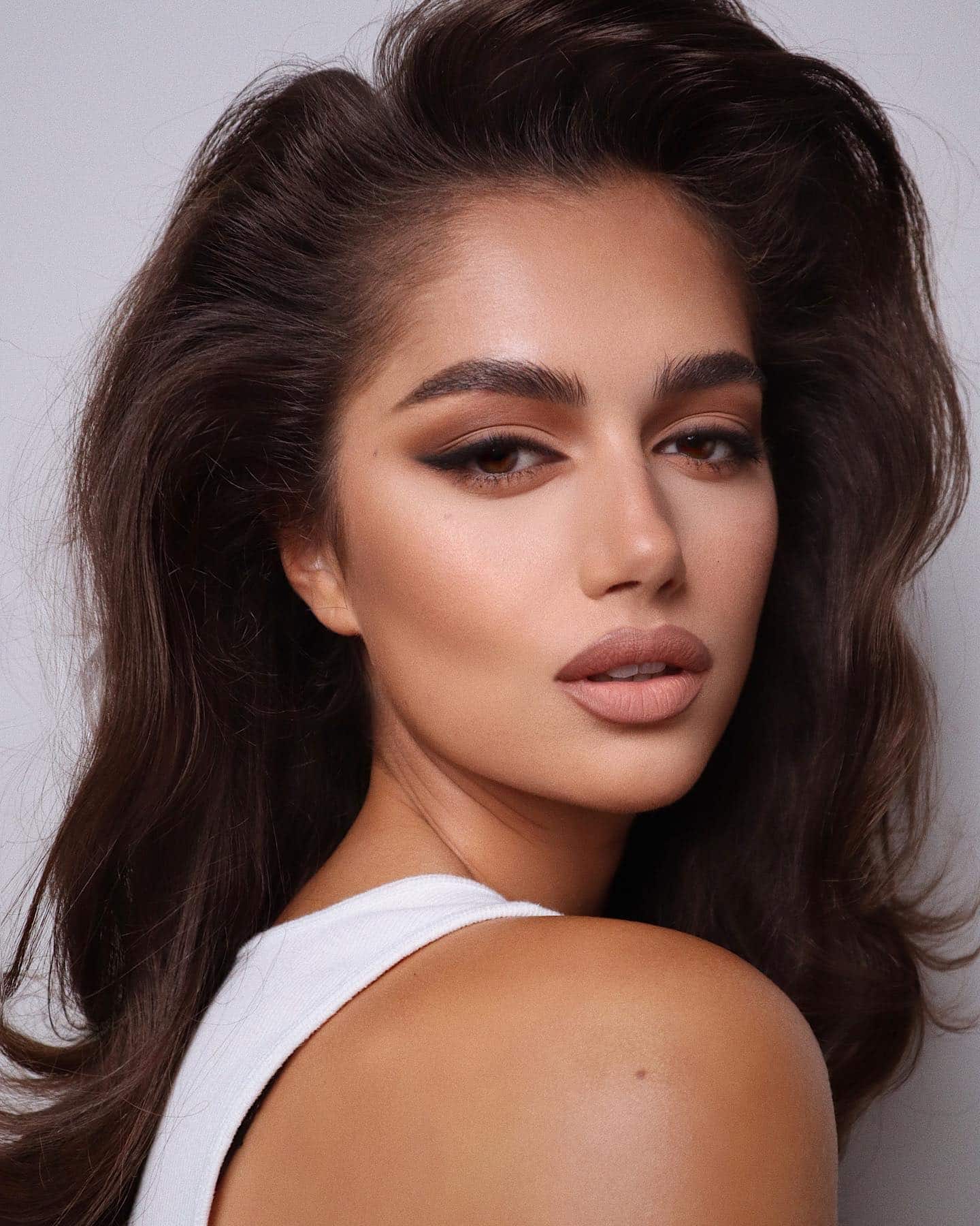 hungvanngo 1602627970 2419341225084849338 23151782 min Ponovo se nosi makeup 90 ih, a ovo su ključni saveti za postizanje tog looka