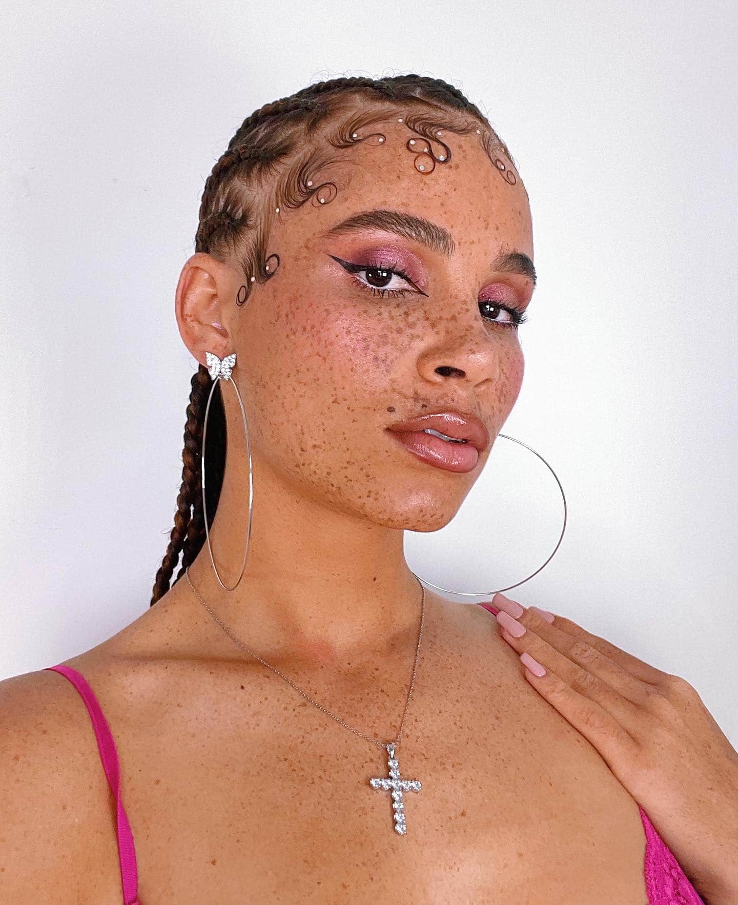 joyjah 1630787021 2655556465892608010 614318733 min Kako stilizovati baby hairs i postići edgy look