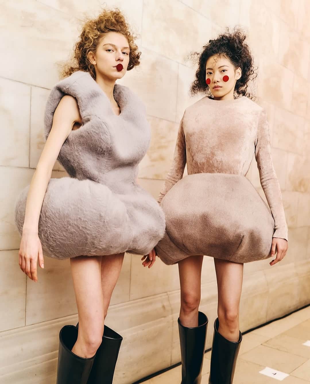 lofficieluk 1738652687 3560399254914023667 8177605950 min 1 Marc Jacobs SS25 kolekcija je kao da smo zavirili u kuću lutaka