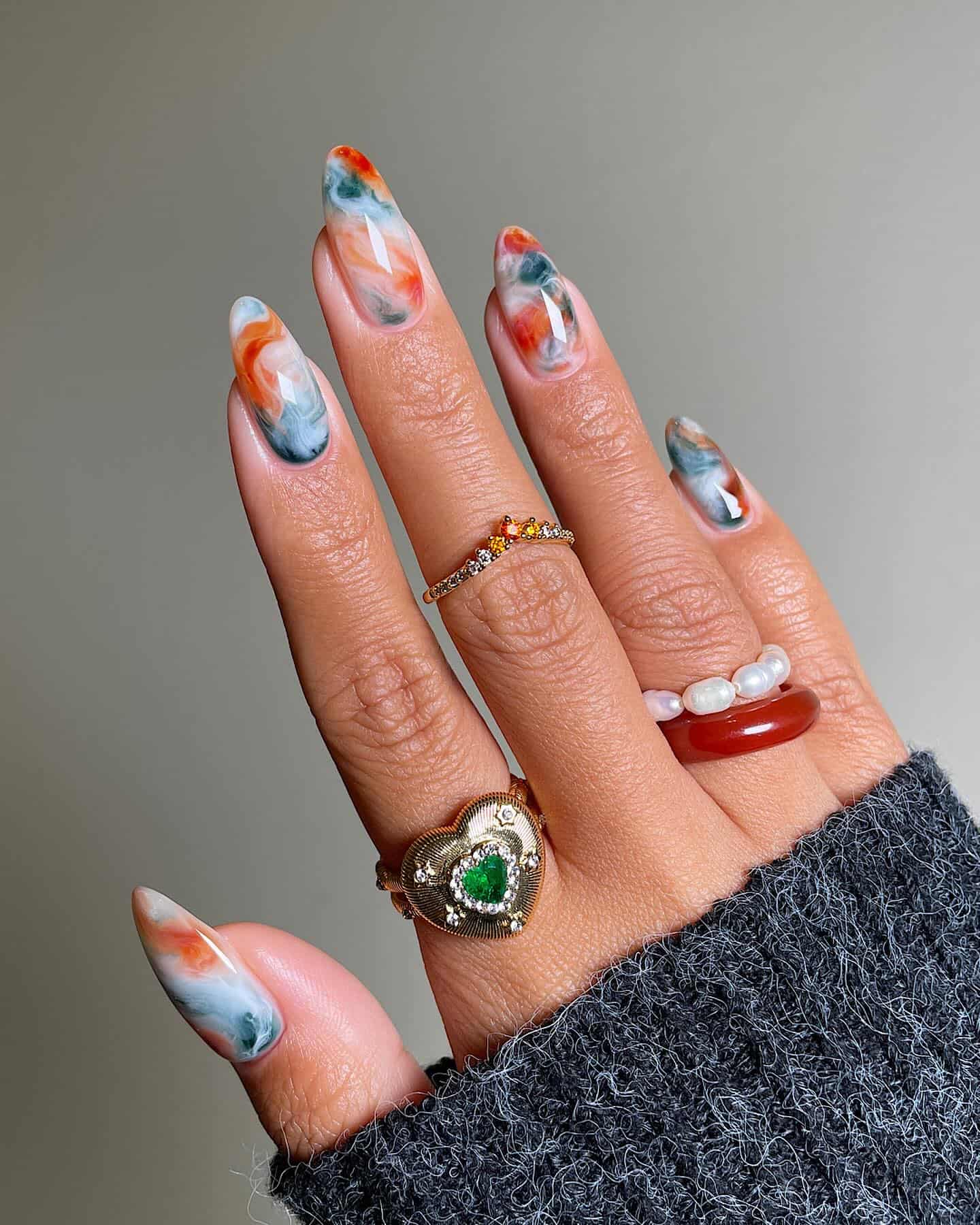 sansungnails 1725633444 3451185931966636260 45045214724 min Od prirodnih noktiju do mermerne šare: Trendovi manikira za 2025. godinu