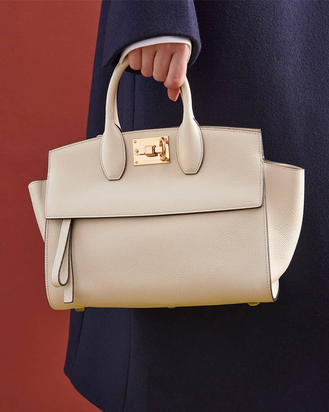 Snapinst.app 435498750 408619505228535 4424702247459458043 n 1080 min Ferragamo predstavlja Soft Bag za proleće/leto 2025, a mi je dodajemo na našu listu želja