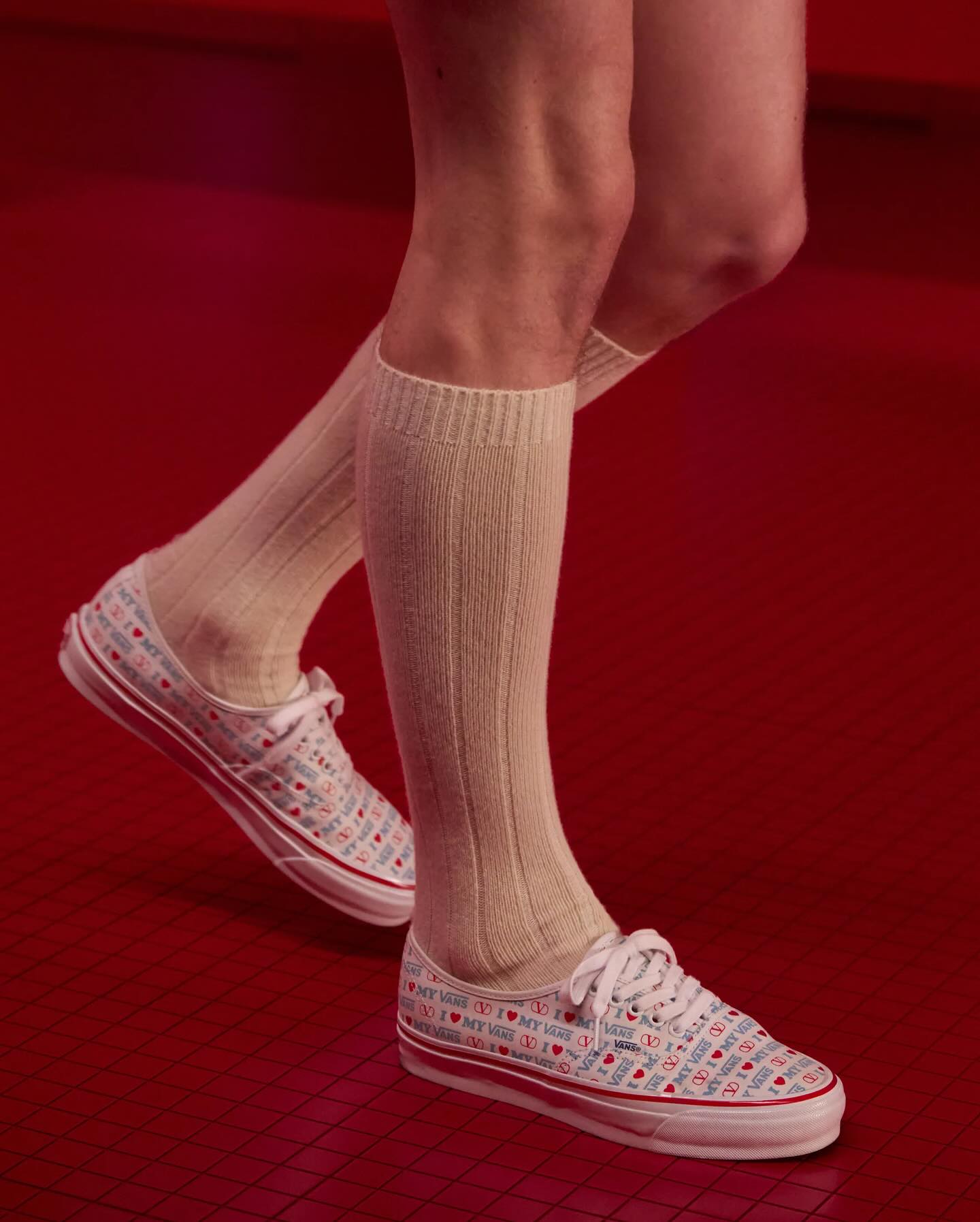 complexstyle 1741571595 3584884830350104049 1131348283 min Valentino i Vans kolaboracija predstavljena na Nedelji mode u Parizu