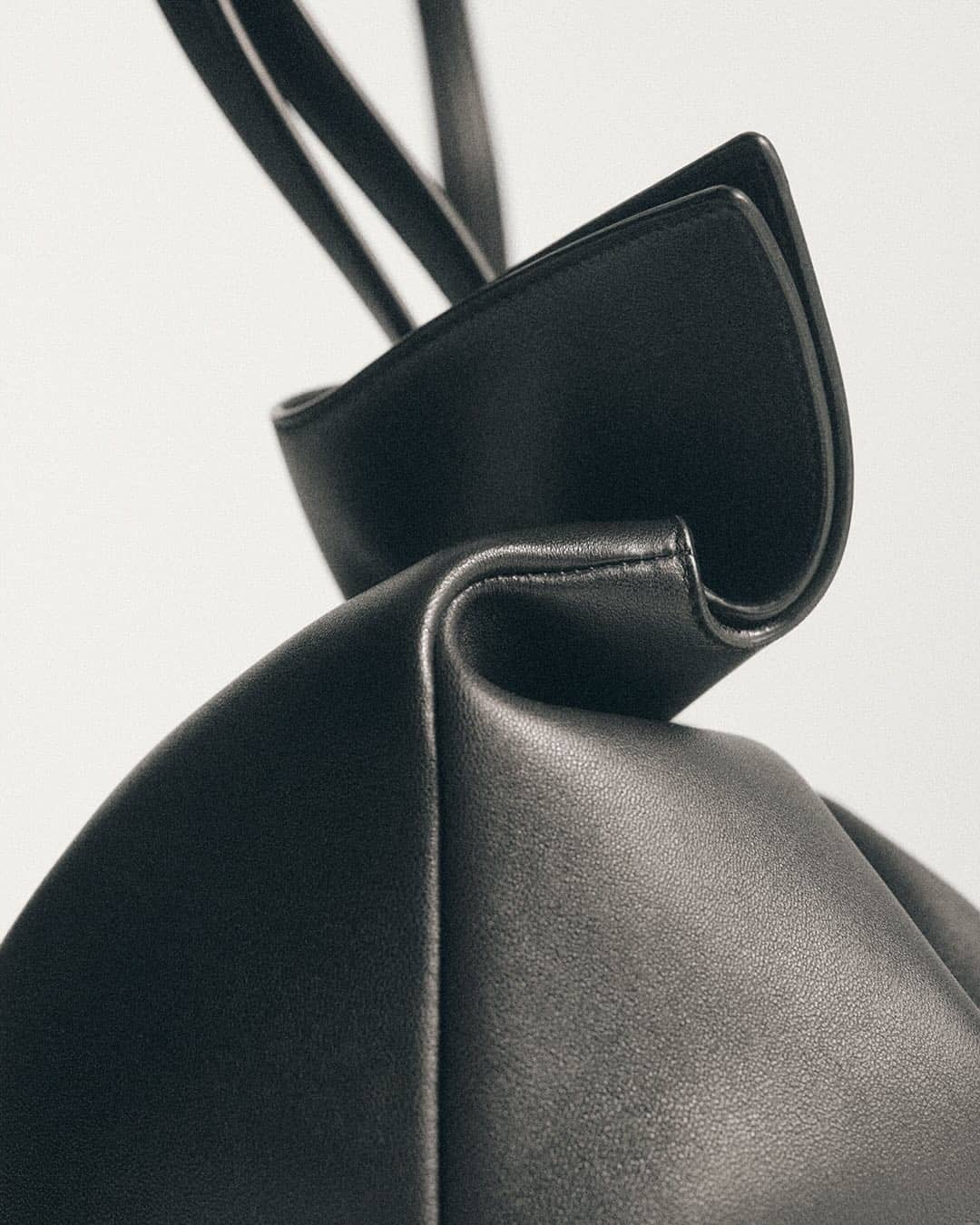  Ferragamo predstavlja Soft Bag za proleće/leto 2025, a mi je dodajemo na našu listu želja