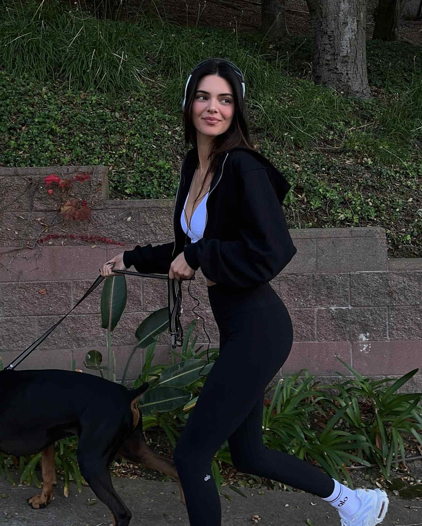 kendalljenner 1698686988 3225142674360738239 6380930 min Šta da nosite na pilates ako posle toga idete u grad   po uzoru na poznate ličnosti
