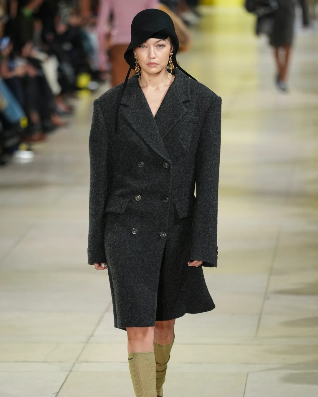 pagesix 1741752044 3586384419113844924 366445104 min Završena Nedelja mode u Parizu: Miu Miu, CHANEL, Louis Vuitton i Saint Laurent