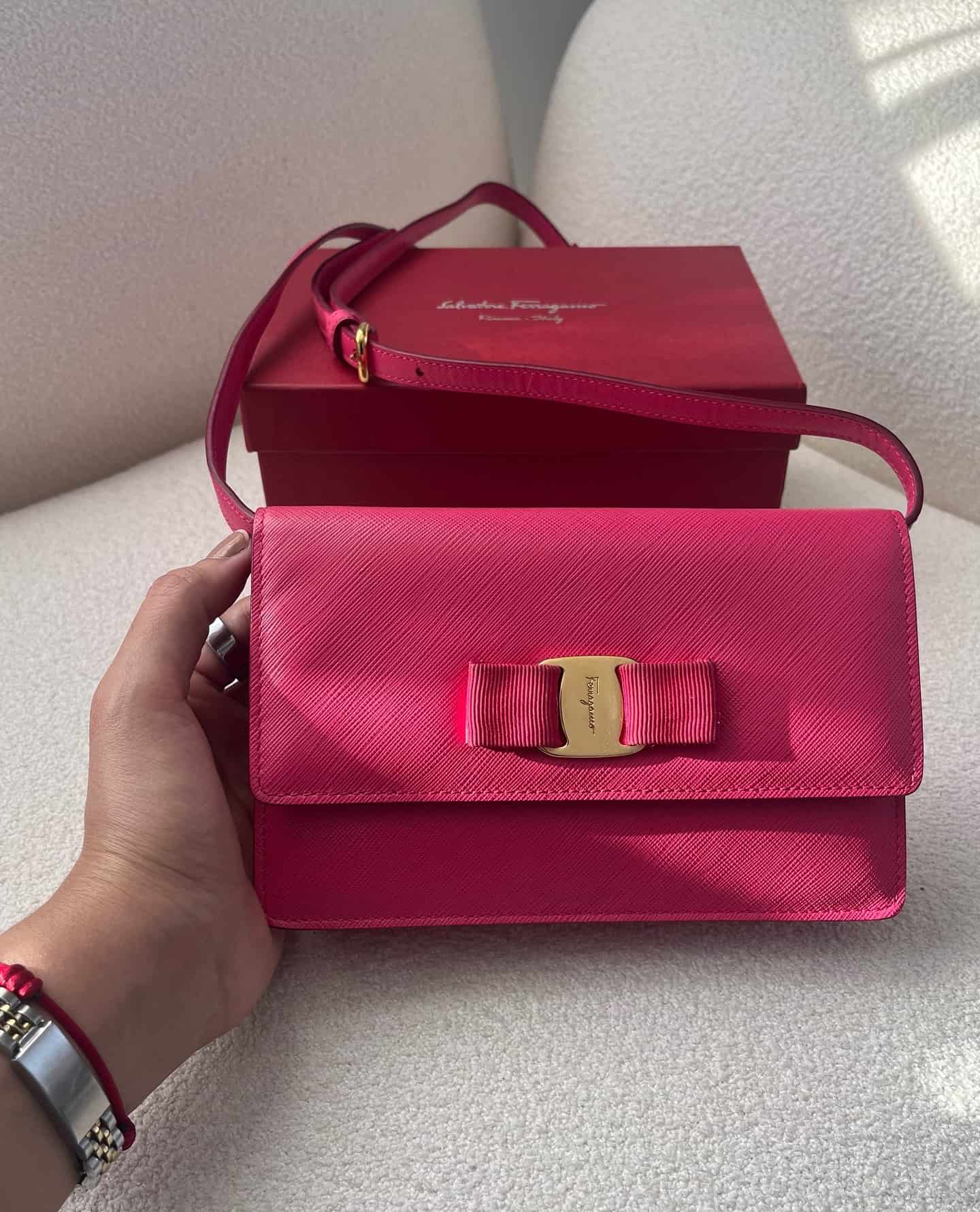 theblingbag.do 1731338541 3499043754554040853 58182599181 min Ferragamo predstavlja Soft Bag za proleće/leto 2025, a mi je dodajemo na našu listu želja