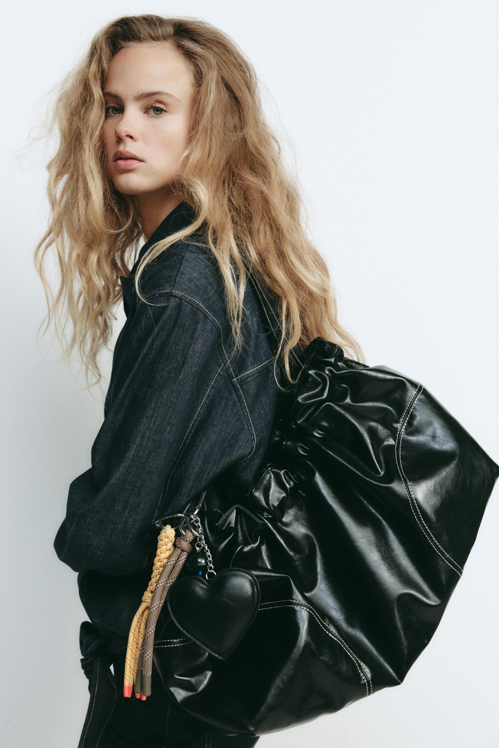 16095510800 p scaled Najbolji dupe do sada? Zara lansirala torbu inspirisanu Miu Miu ikoničnim Joie modelom