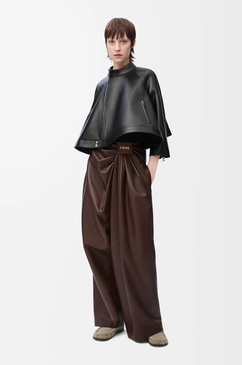  Loewe drapirane pantalone su najtraženiji komad sezone, pogledajte i zašto