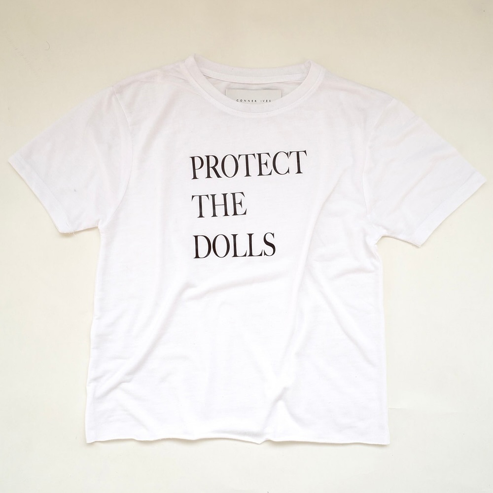 Majica Protect the Dolls je aktuelni fenomen na mrežama upoznajte dizajnera koji stoji iza nje SnapInsta.to 491445813 18500705491026012 7810258081679441674 n Majica Protect the Dolls je aktuelni fenomen na mrežama upoznajte dizajnera koji stoji iza nje