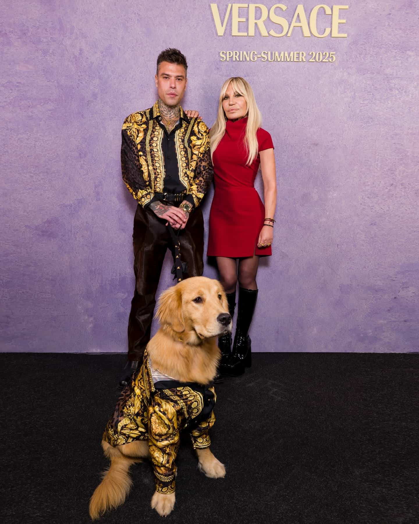 donatella versace 1726936395 3462115877912356583 2261853621 min Versace u rukama modnog giganta: Prada preuzela brend, a ovo su detalji