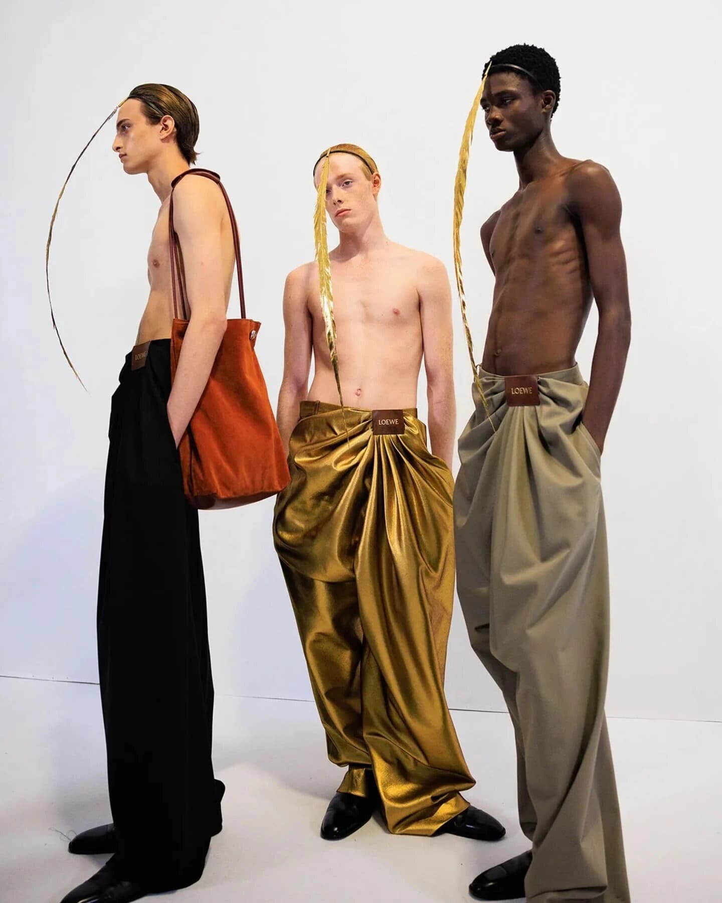 fashionjournalbym 1743927824 3604650310387191604 31129632980 min Loewe drapirane pantalone su najtraženiji komad sezone, pogledajte i zašto