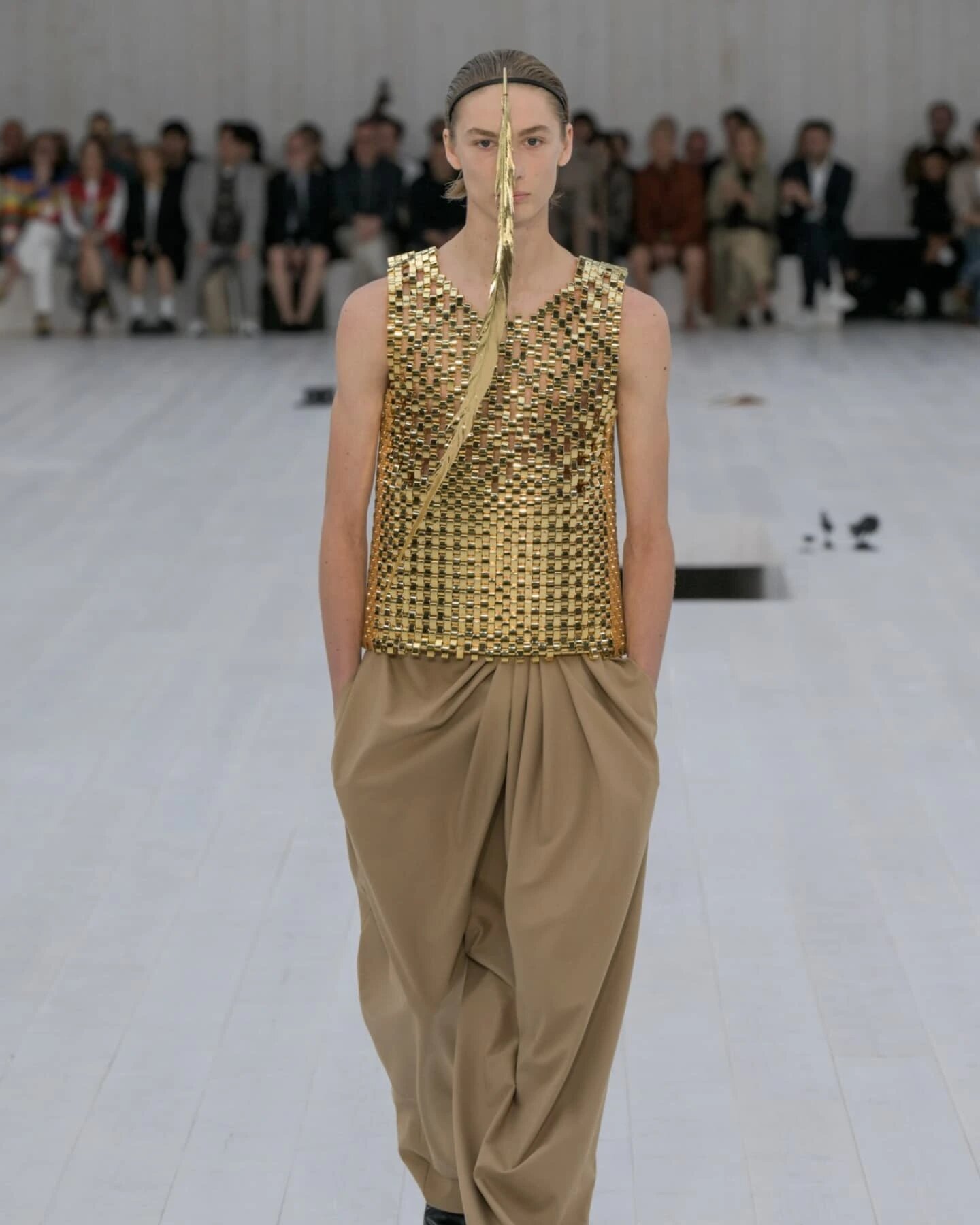 fashionjournalbym 1743927824 3604650310395507102 31129632980 Loewe drapirane pantalone su najtraženiji komad sezone, pogledajte i zašto