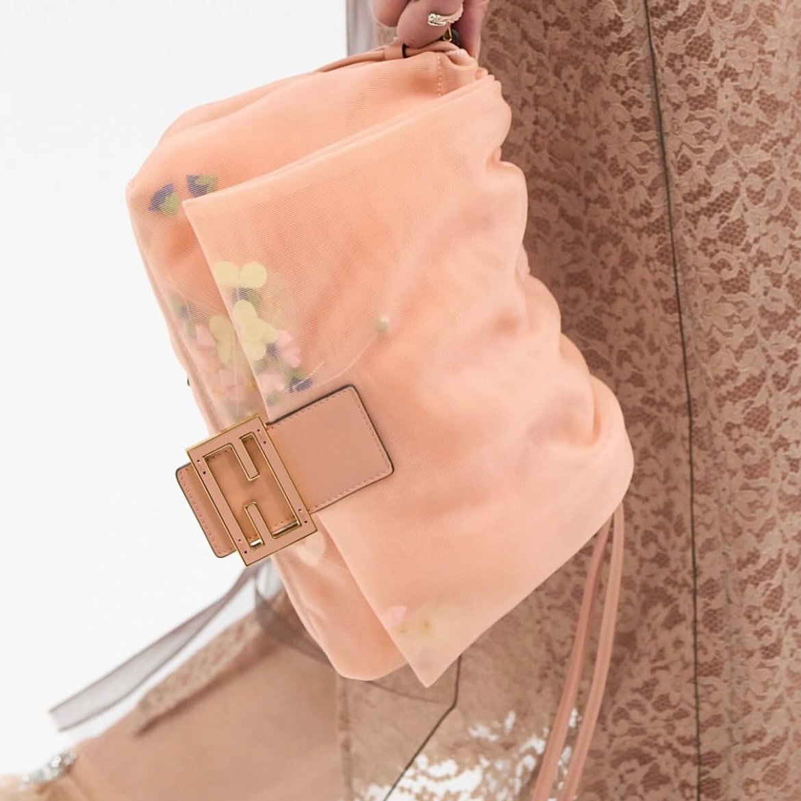 Fendi Mamma Baguette: Ikonični aksesoar ima novo izdanje posvećeno ženskoj snazi glamouria 1739208557 3565062234678192946 9331967 1 min 3 Fendi Mamma Baguette: Ikonični aksesoar ima novo izdanje posvećeno ženskoj snazi