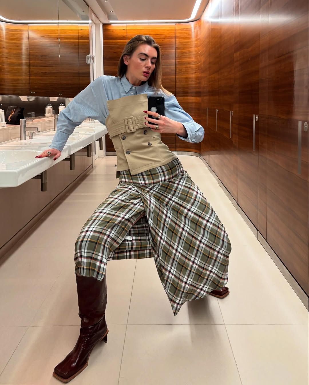  Kat from Finance profil na Instagramu je naša inspiracija za poslovni look