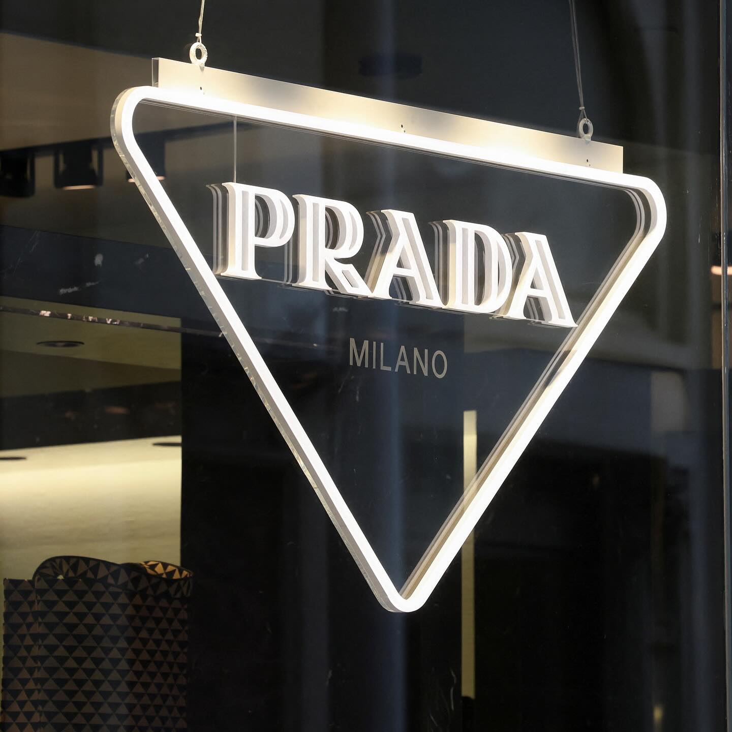 luxuo 1737103295 3547402011897335189 215438774 Versace u rukama modnog giganta: Prada preuzela brend, a ovo su detalji