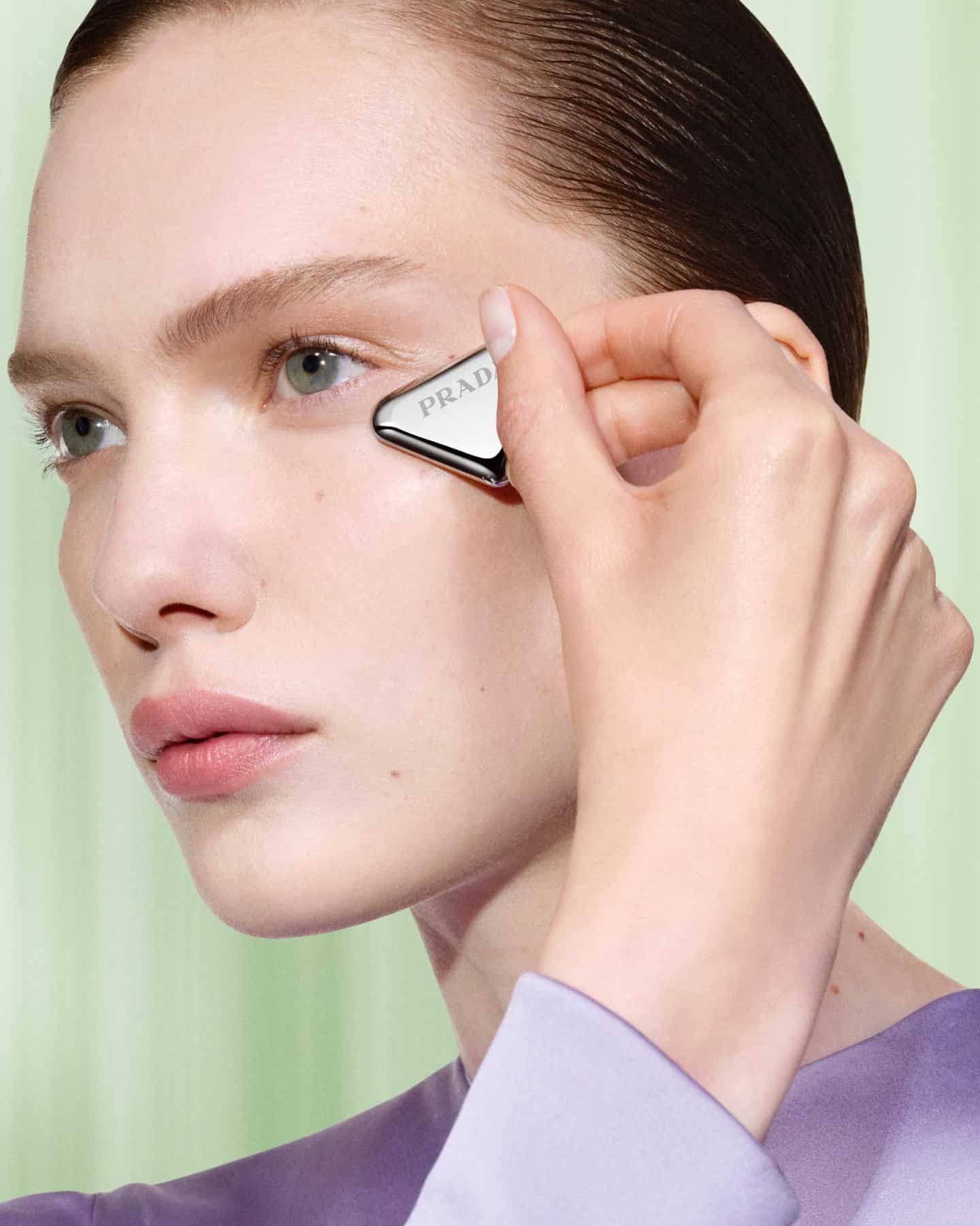 pradabeauty 1741194015 3581717377944709423 54282555486 min Prada Beauty ima novitet koji se fokusira na negu područja oko očiju