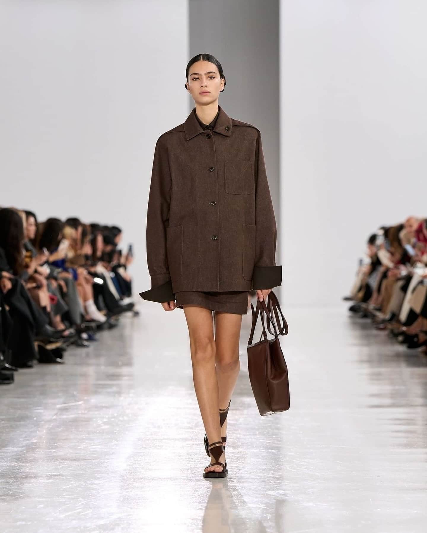 themeliumgroup 1726801098 3460980921187568651 214006868 min Zaboravite na pastelne tonove   braon je prolećna chic boja