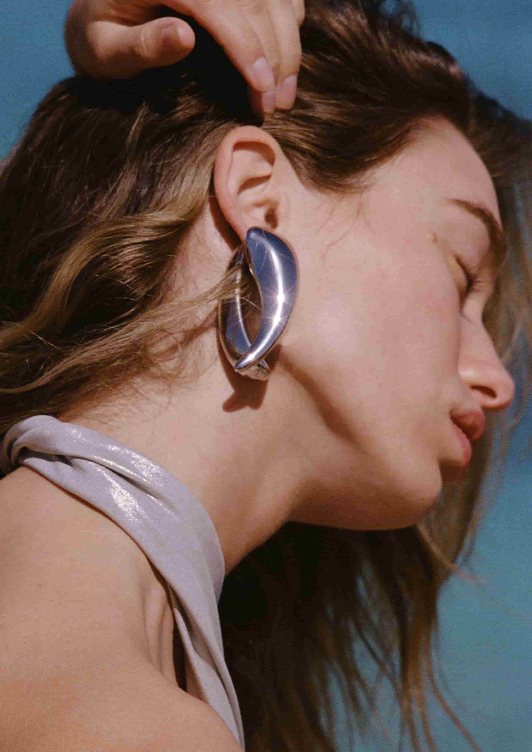 H&M Studio Pre Summer 2025 capsule kolekcija donosi smele, skulpturalne kupaće kostime 2071 STUDIO PR Portrait A4 sRGB 300ppi6 min scaled H&M Studio Pre Summer 2025 capsule kolekcija donosi smele, skulpturalne kupaće kostime