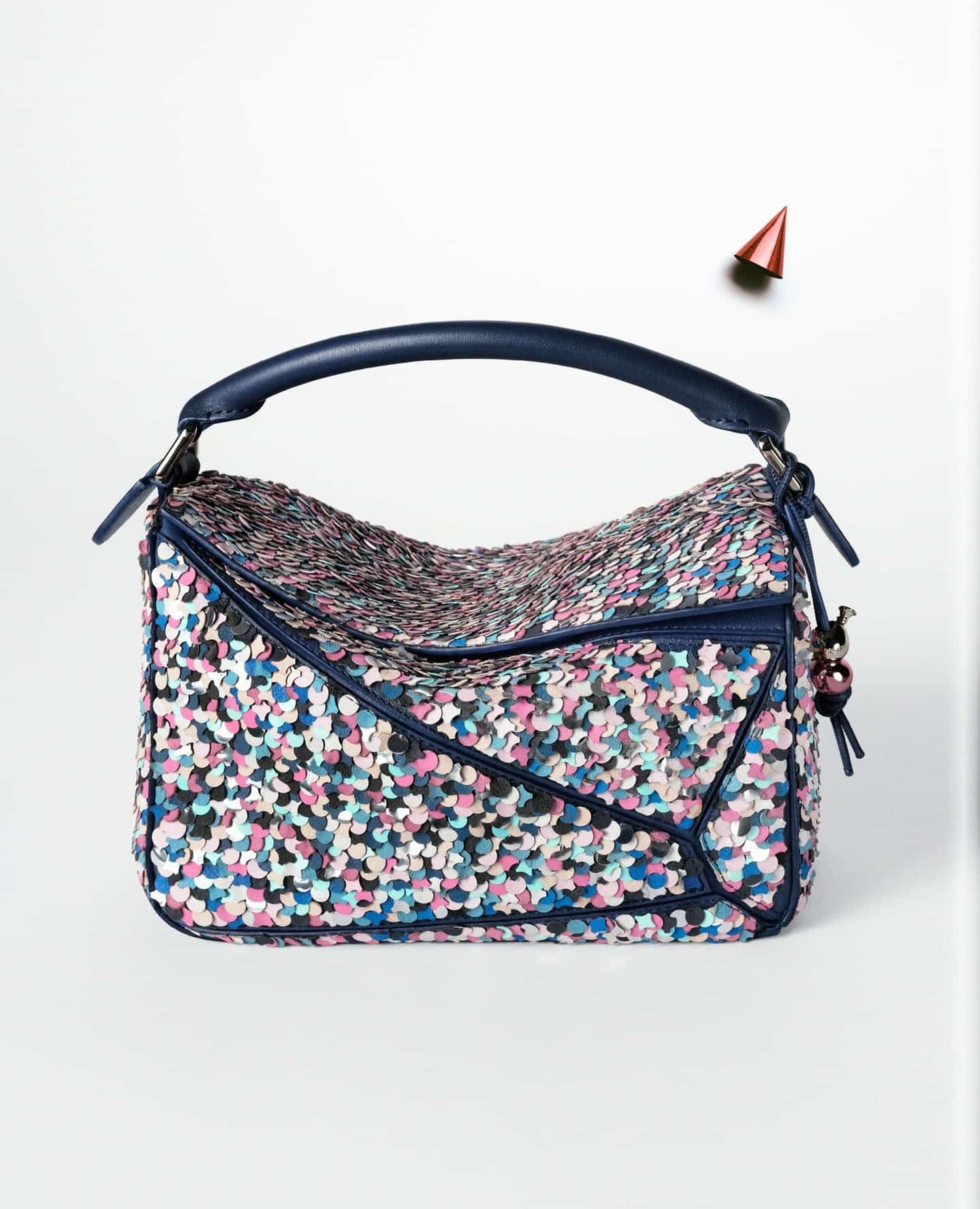 crfashionbook 1747922476 3638159599296351443 195820487 min Loewe proslavlja 10 godina kultne Puzzle torbe, a jedan novi model je naš ultimativni favorit