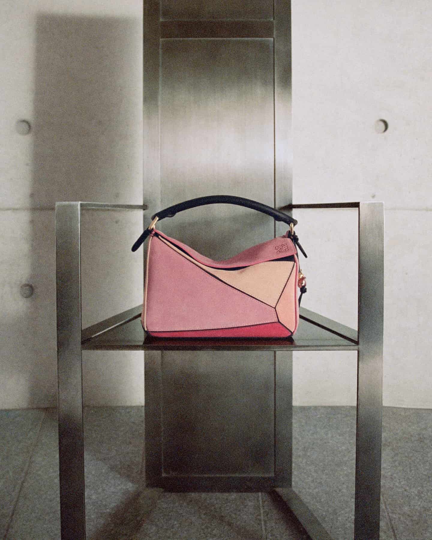 crfashionbook 1747922476 3638159603599704860 195820487 min Loewe proslavlja 10 godina kultne Puzzle torbe, a jedan novi model je naš ultimativni favorit