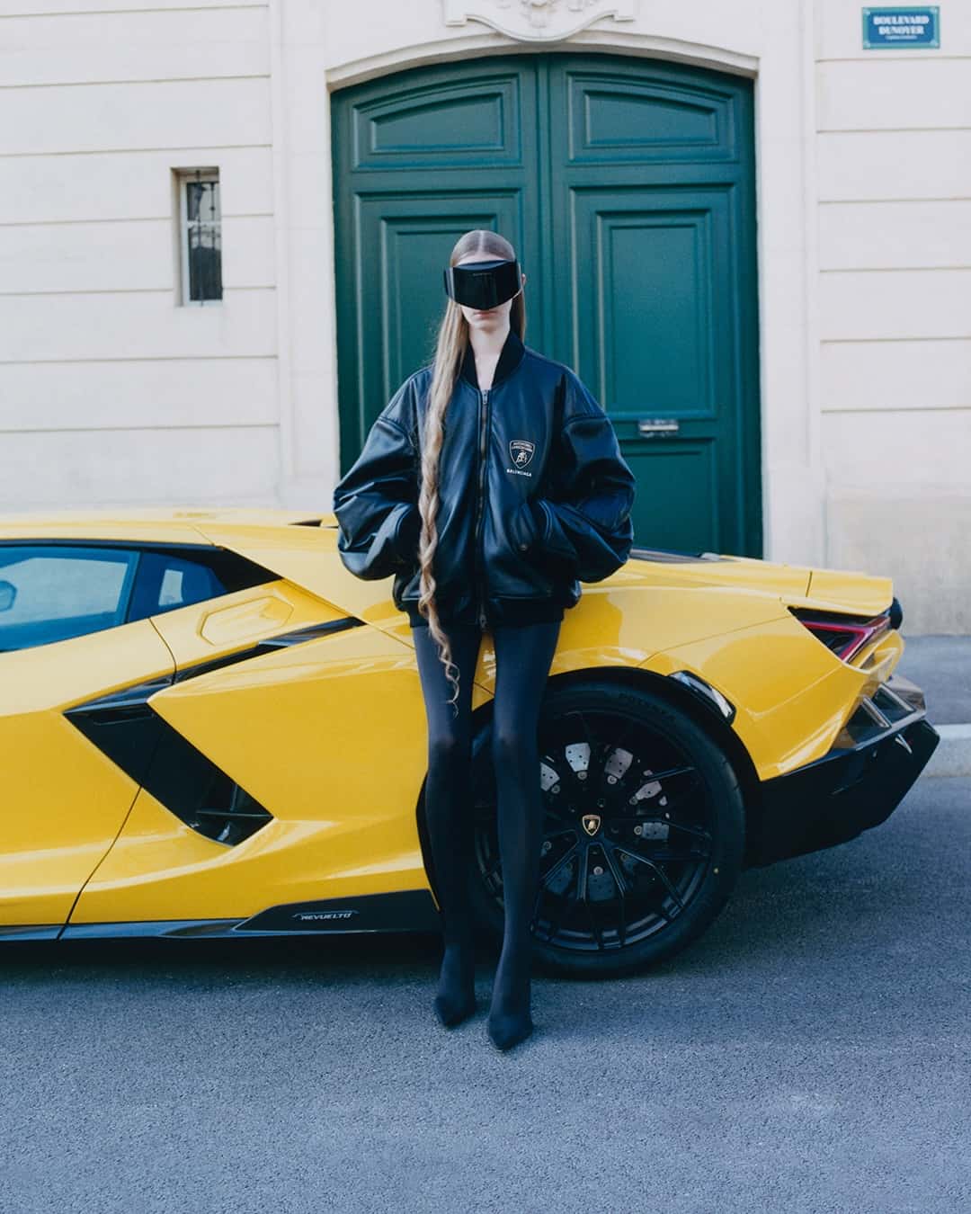 demnagram 1747838489 3637455344163292954 6421991668 min Balenciaga i Lamborghini predstavljaju kolekciju koja vozi 300 na sat   a mi smo opsednuti