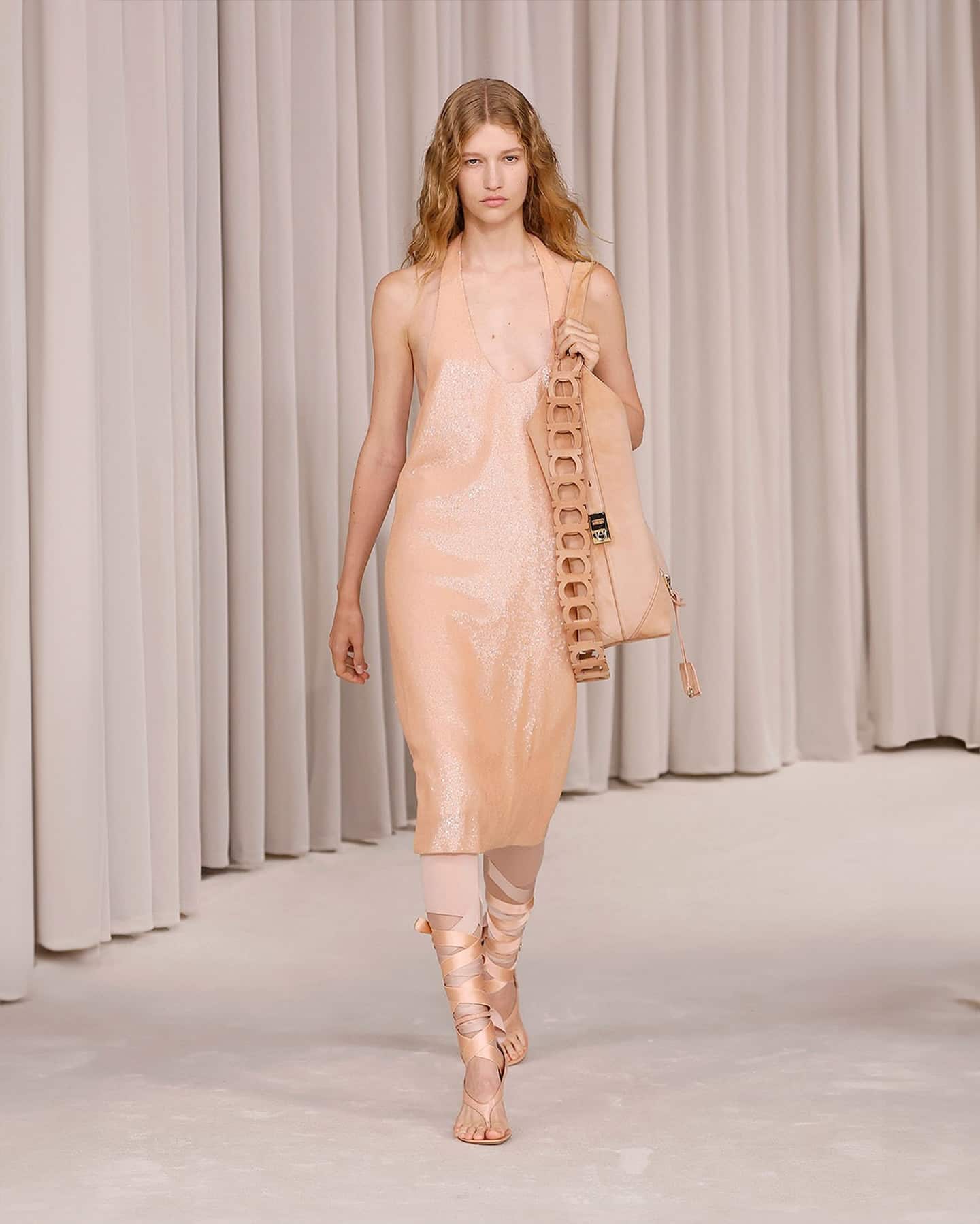 loammi mag 1726933619 3462092584627408017 10970772719 min Donosimo 7 načina da nosite japanke sa štiklom koje su trend sa modnih pista