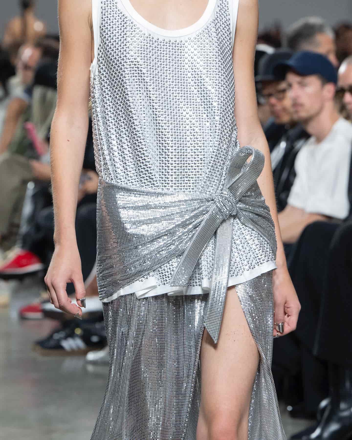 rabanne 1727863963 3469896880746460879 331745456 min Metalik trend će biti svuda ovog leta i mi to odobravamo