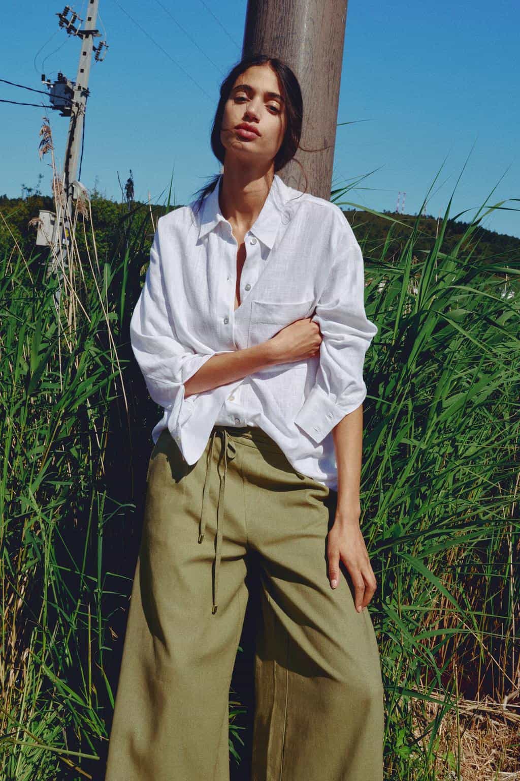 04745024515 p min Lanene pantalone su obavezan letnji komad, a ovo su istaknuti modeli sezone