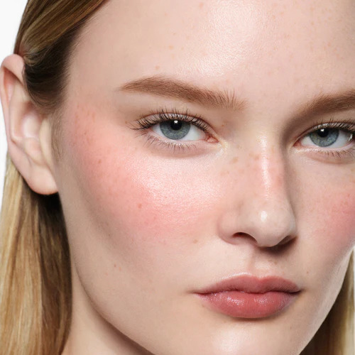 25 VBB PDP OnModel ColourWash Flushed 01 Astrid Macro 1x1 f0ac207b 1f85 4ba8 b24e ff166e60346a Victoria Beckham Beauty Watercolor rumenilo donosi prirodan sjaj