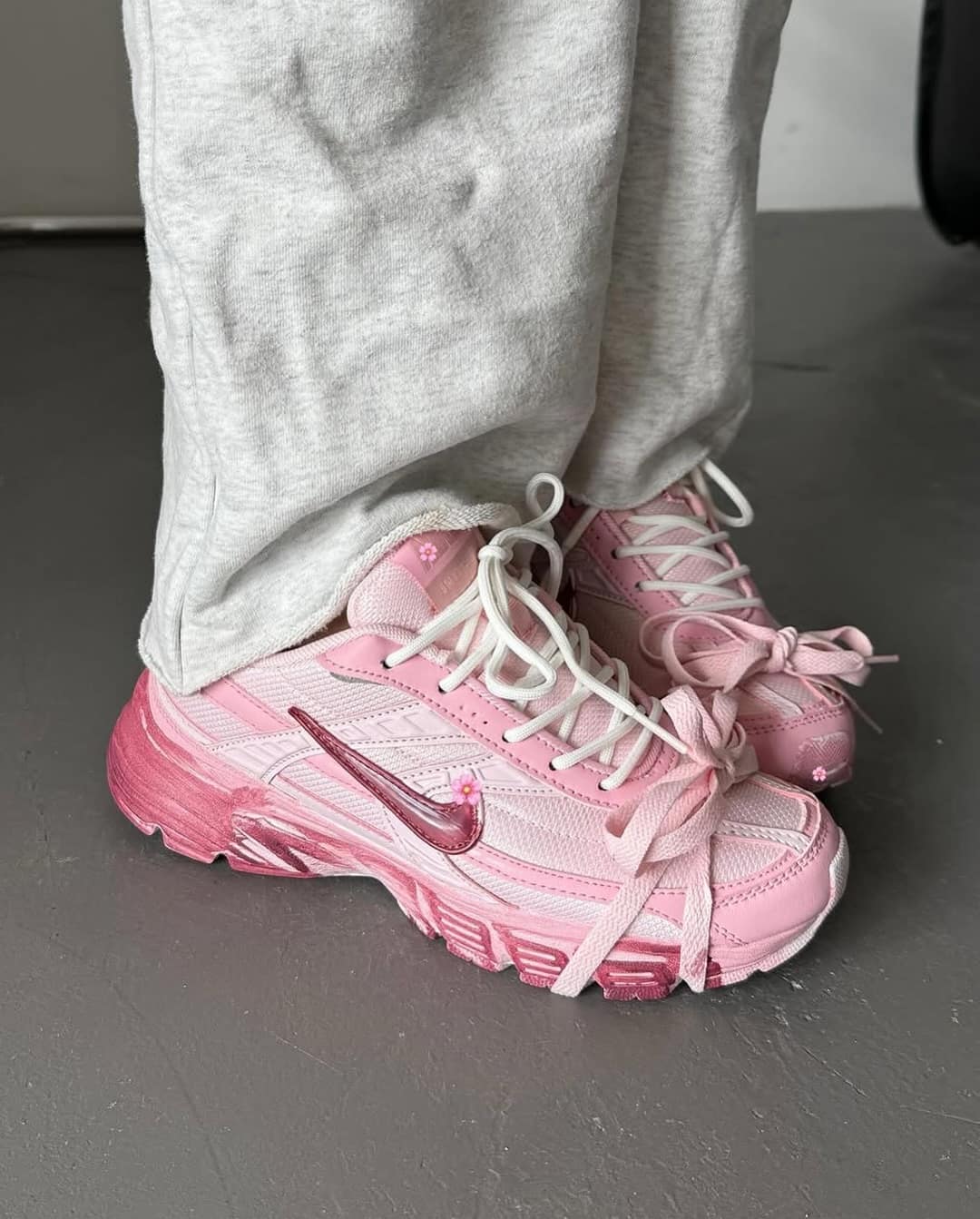 Nike Initiator u ružičastoj boji: Povratak retro modela koji želimo u kolekciji SnapInsta.to 524010592 18523251226000086 1486279503834135334 n min Nike Initiator u ružičastoj boji: Povratak retro modela koji želimo u kolekciji