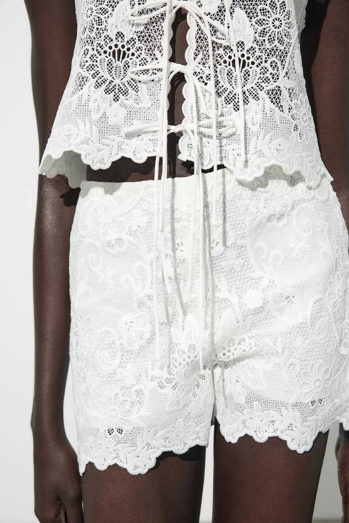 Od satena do pletenine: 8 ultimativnih modela šortseva za leto 05070189250 a1 min Od satena do pletenine: 8 ultimativnih modela šortseva za leto