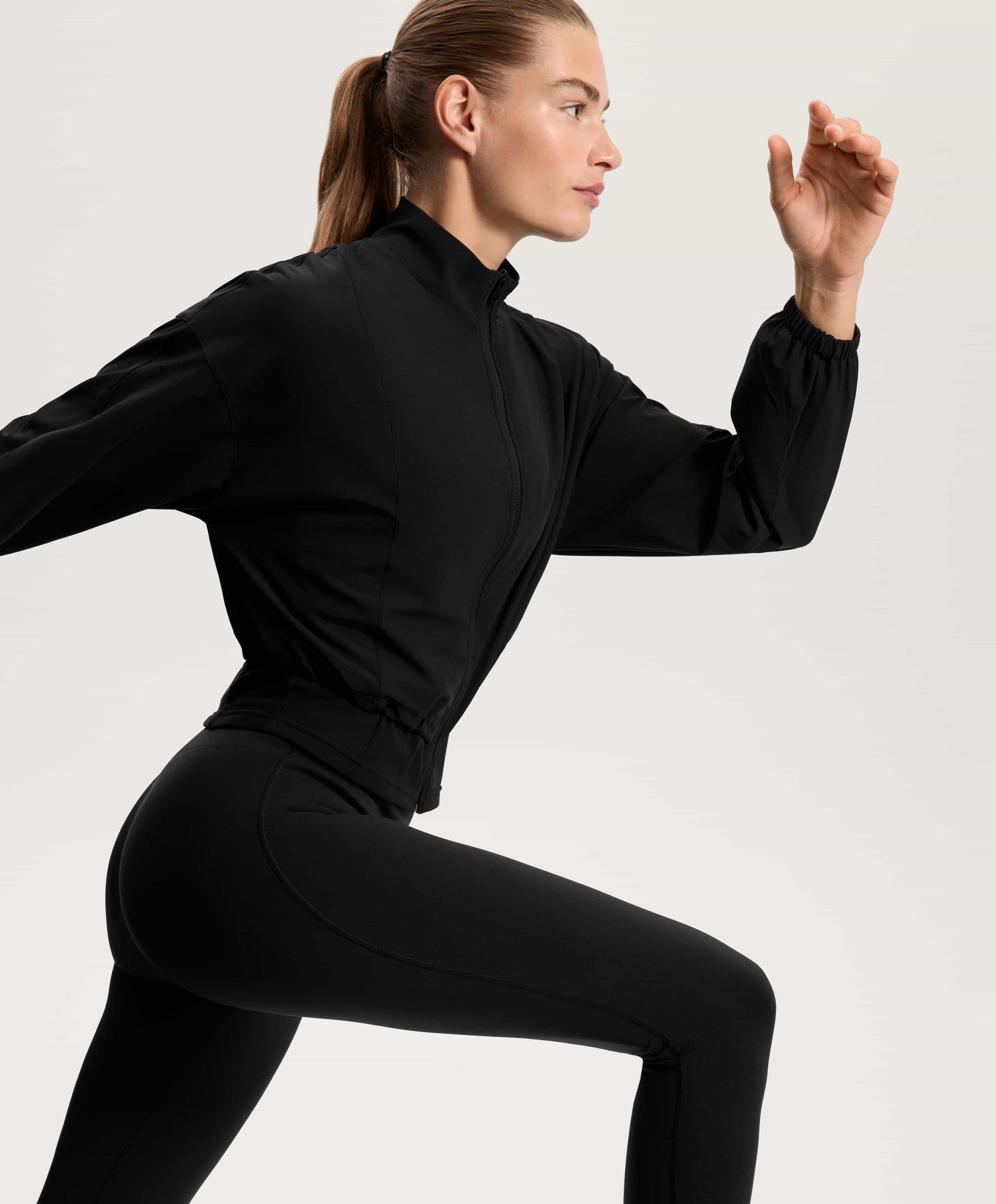 33482332800 a16 min scaled Jakne od tehničke tkanine su funkcionalni jesenji trend, a mi smo za vas izabrali najbolje modele