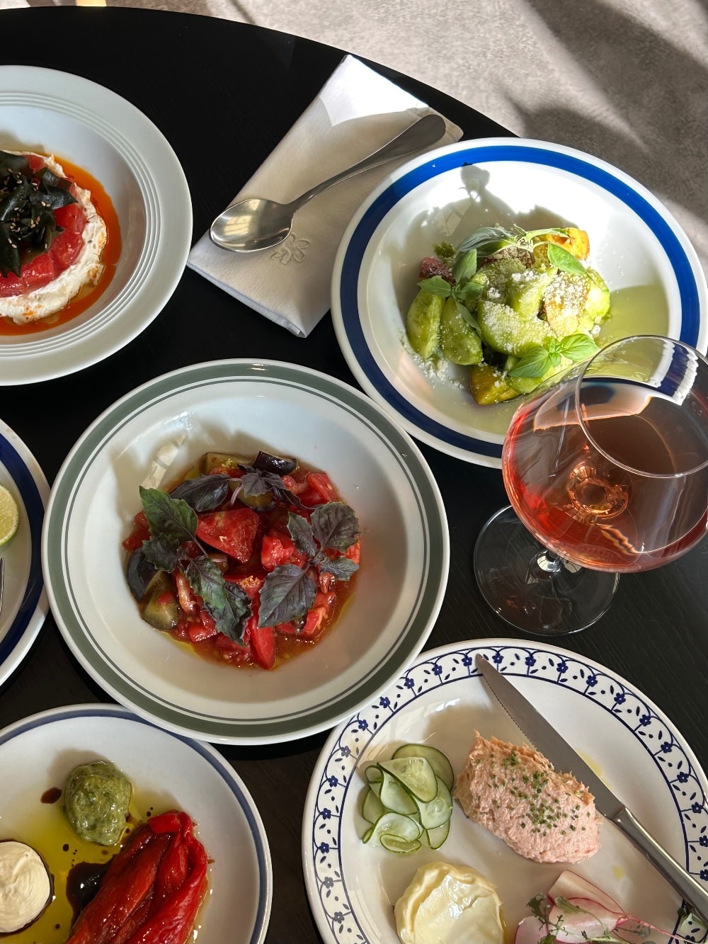 June Cafe 3 min Beogradski June cafe osvežio je večernji letnji meni, imamo detalje