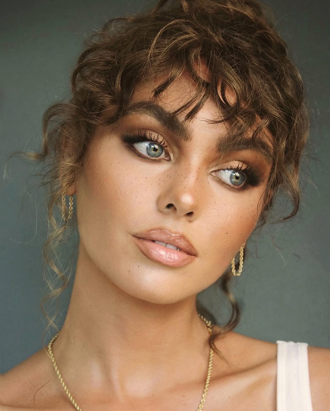 SnapInsta.to 363389554 18377343808049714 5637414469110626549 n Toasted makeup trend sa TikTok a donosi besprekoran osunčan izgled