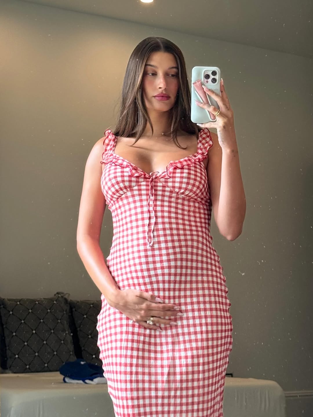 SnapInsta.to 491503217 18520683172037292 6478928170543197387 n Hailey Bieber podelila omiljene proizvode za negu tokom i nakon trudnoće