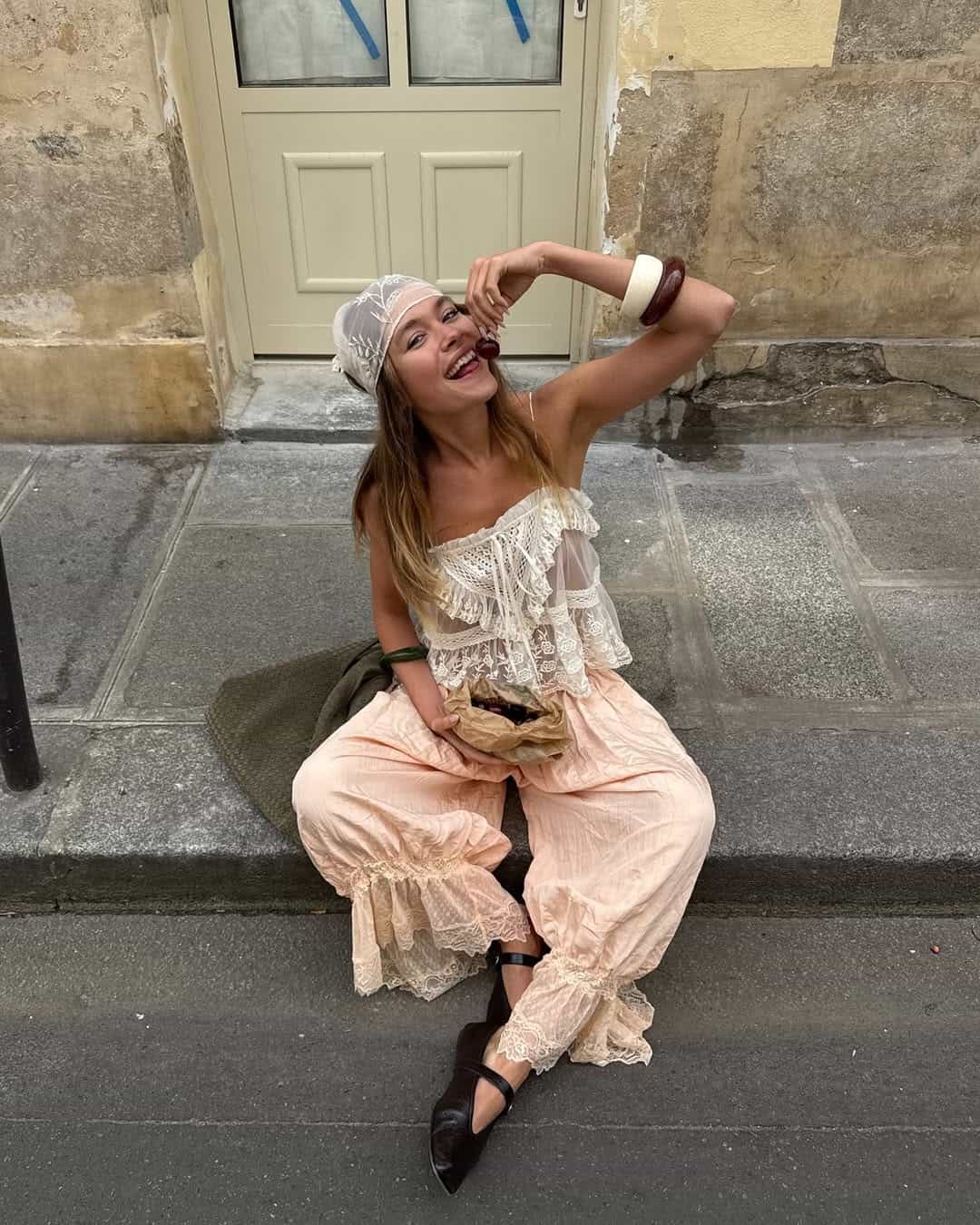 SnapInsta.to 501074693 18509420350043915 5556579327794015931 n min Retro mikro trendovi za 2025 koji su viralni: Od bandage haljina do saronga