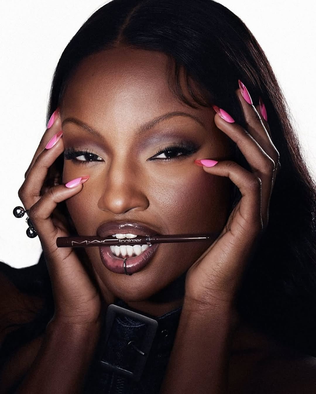 SnapInsta.to 521566415 18522286480040558 2248323780362568241 n Glossy olovke za usne su trend u najavi, a naš favorit je MAC Lipglazer novitet